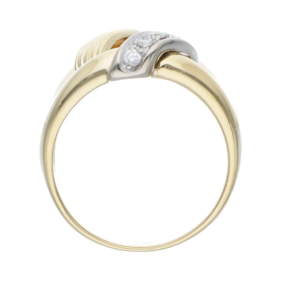 Anello in oro giallo con diamanti