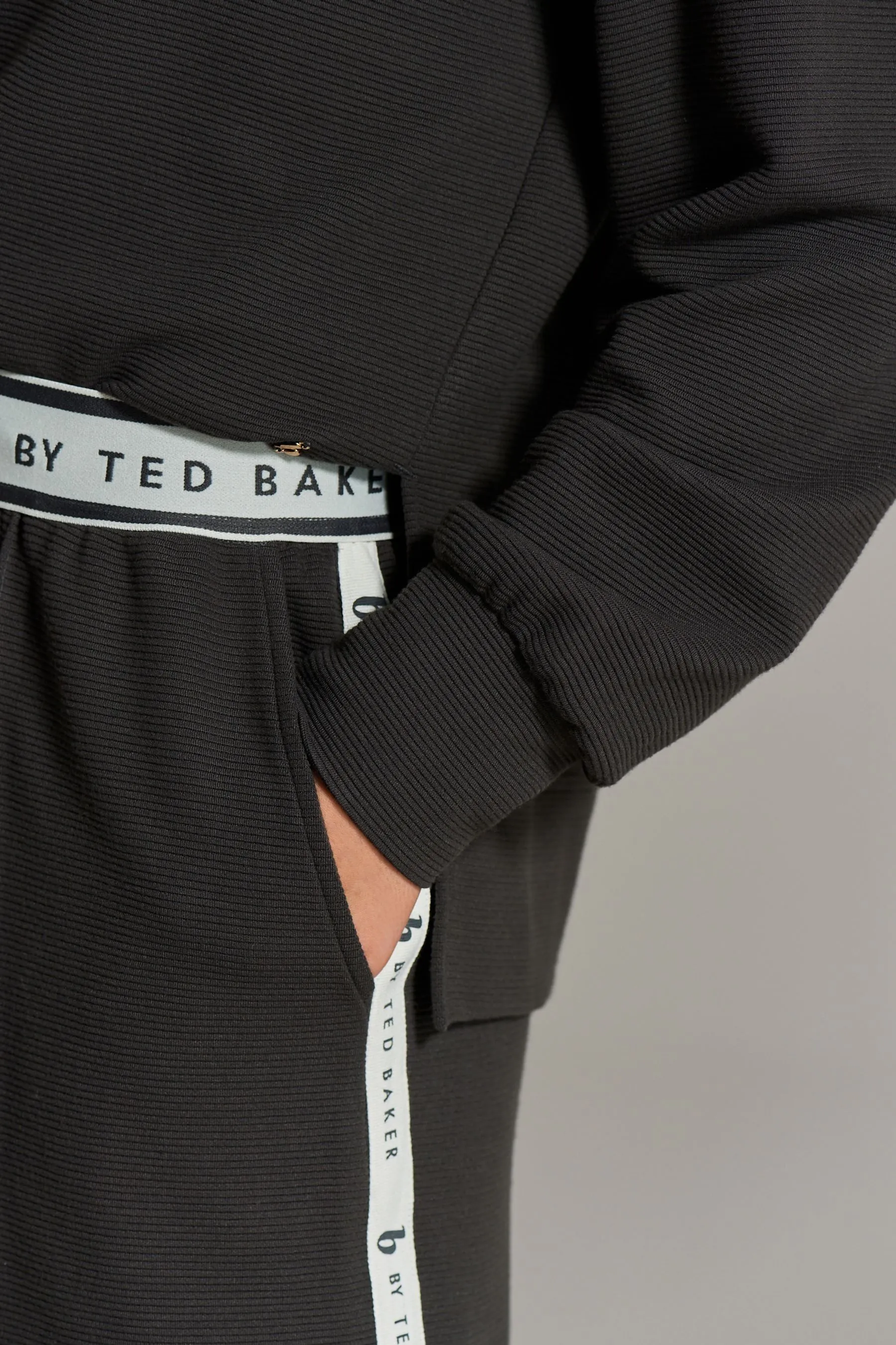 B by Ted Baker - Pantaloni da jogging a coste con fondo ampio    