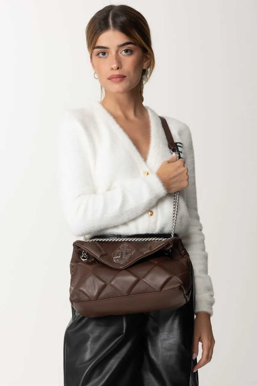 Borsa a tracolla con logo e dettagli rombi MARRONE
