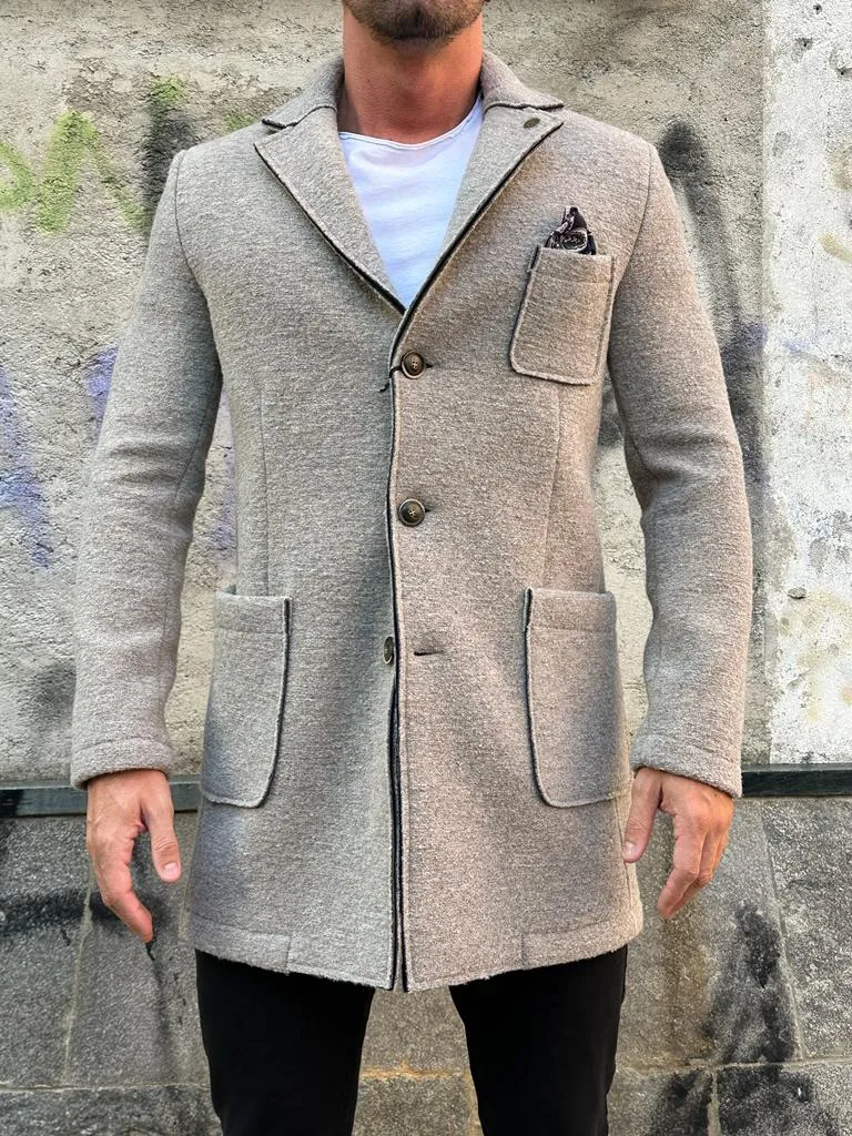 CAPPOTTO V2 SARTORIALE SU BASE SABBIA (COLORE VICINO AL TORTORA), AMPIE TASCHE FRONTALI E POCHETTE IN DOTAZIONE ****
