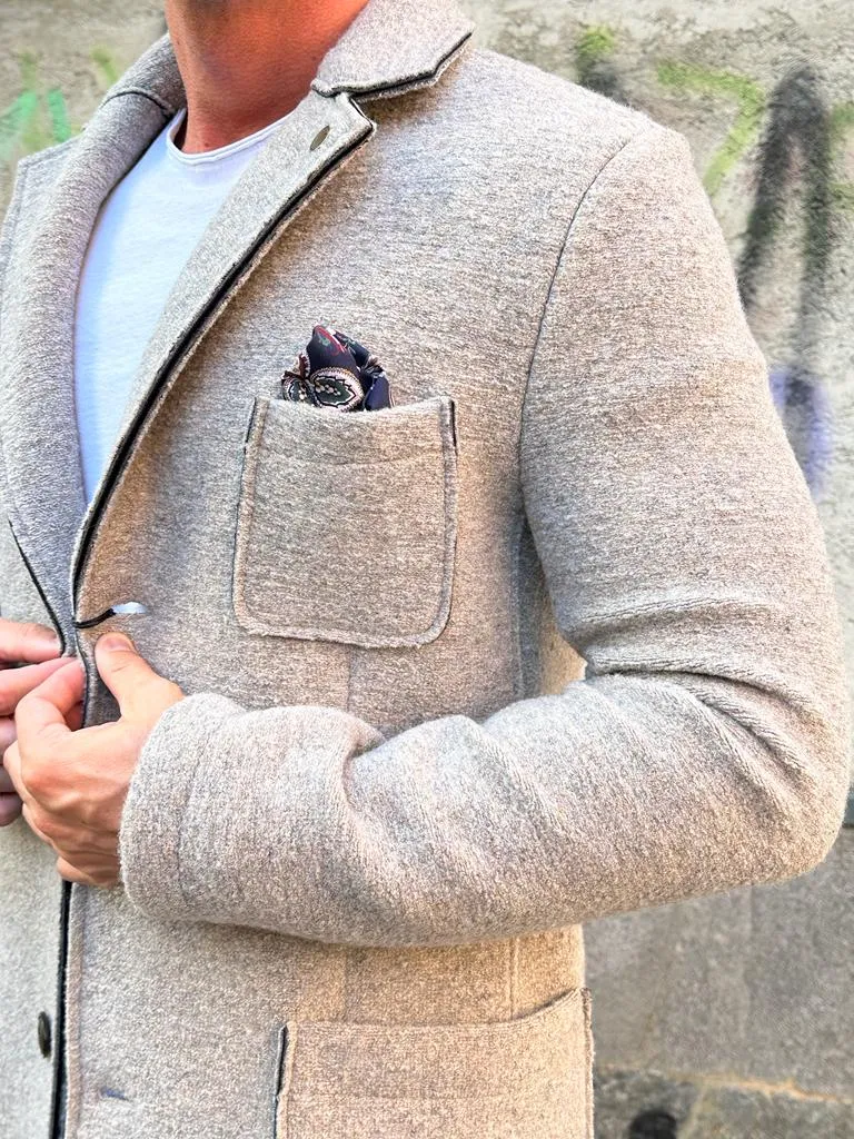 CAPPOTTO V2 SARTORIALE SU BASE SABBIA (COLORE VICINO AL TORTORA), AMPIE TASCHE FRONTALI E POCHETTE IN DOTAZIONE ****