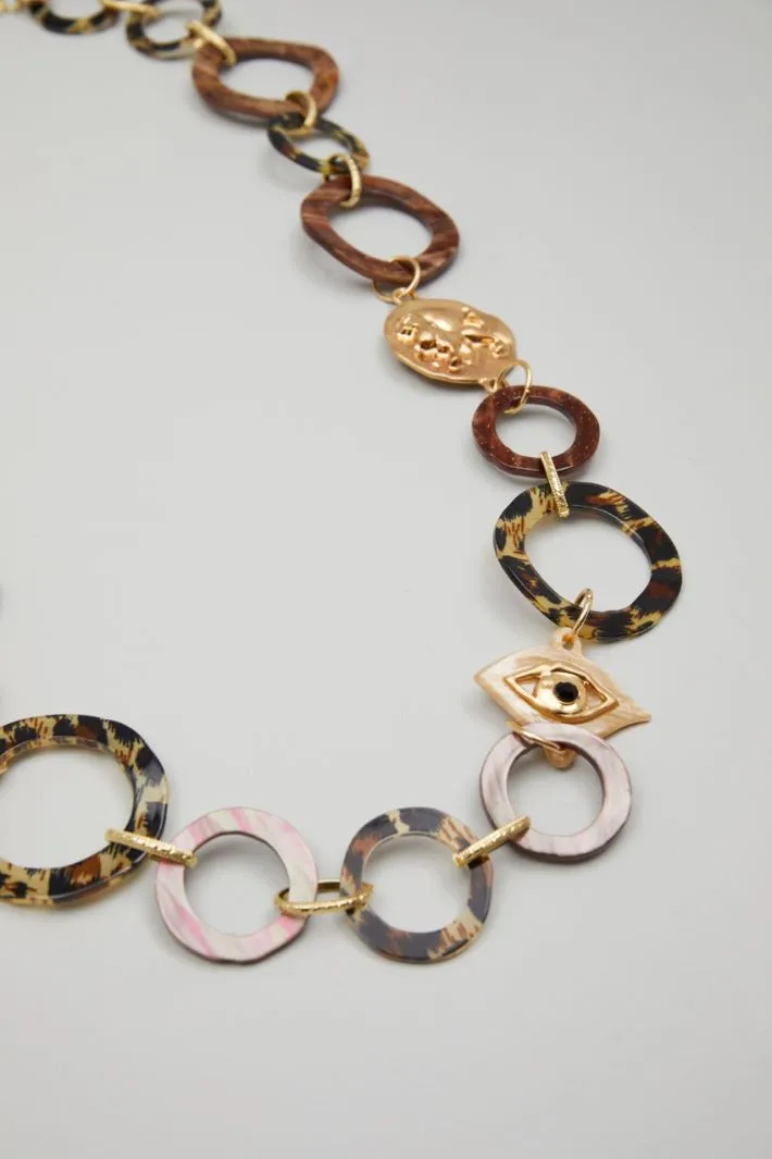 Collana con elementi in resina