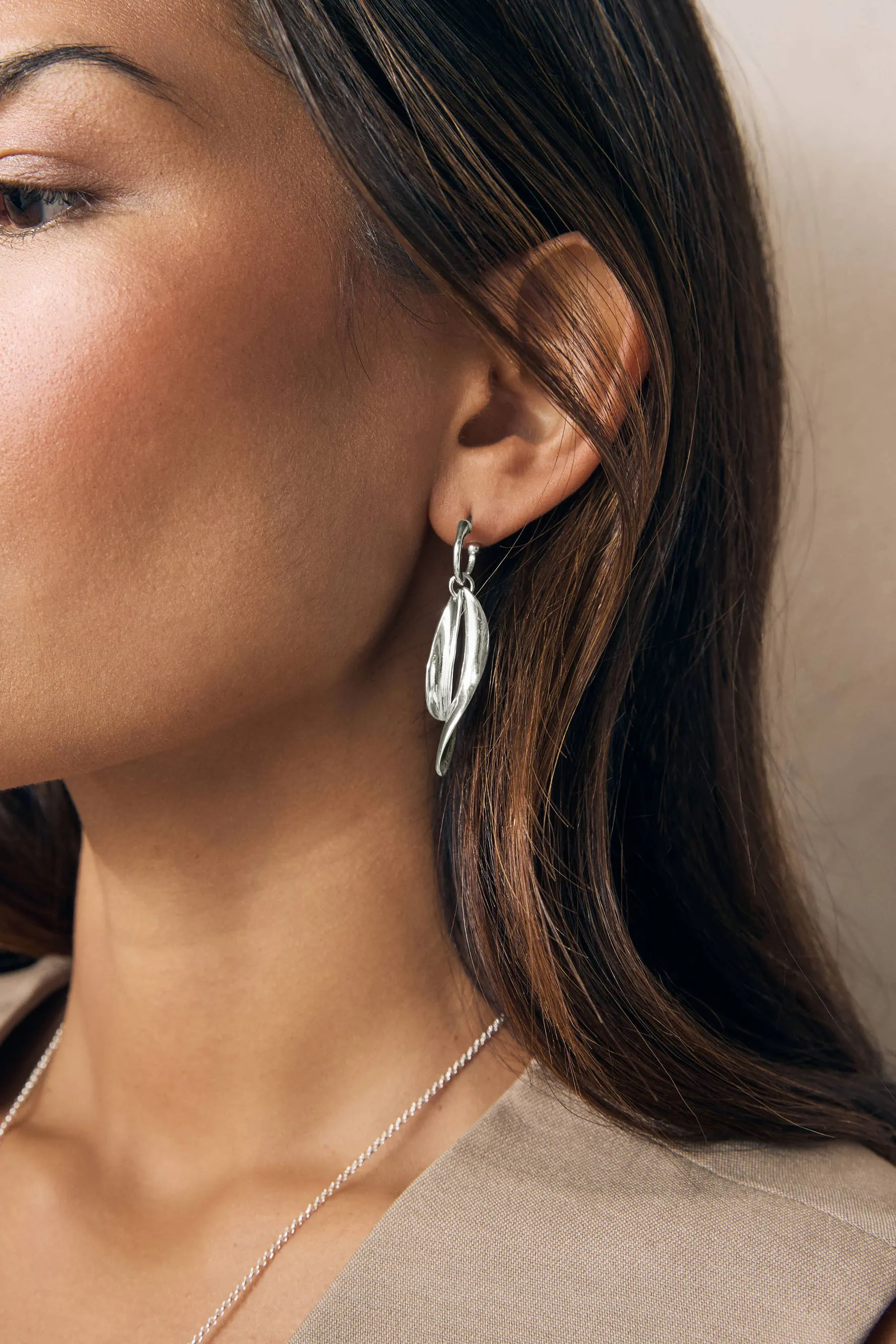 Colore argento  - Orecchini a cerchio pendenti in zinco riciclato