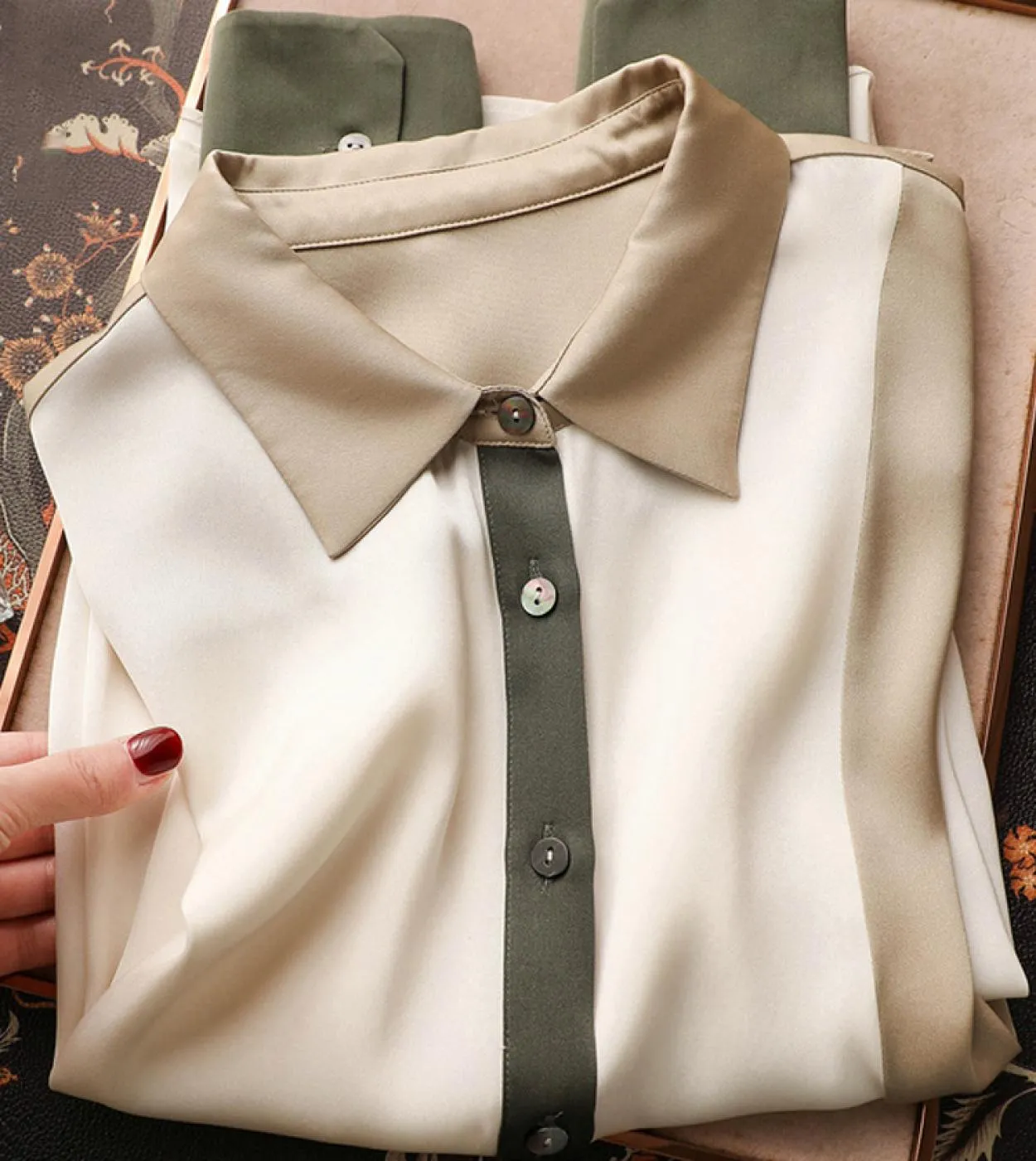 Elegante camicetta da ufficio in seta di gelso Moda a tre colori Patchwork con bottoni Camicia in seta da donna Panno a maniche