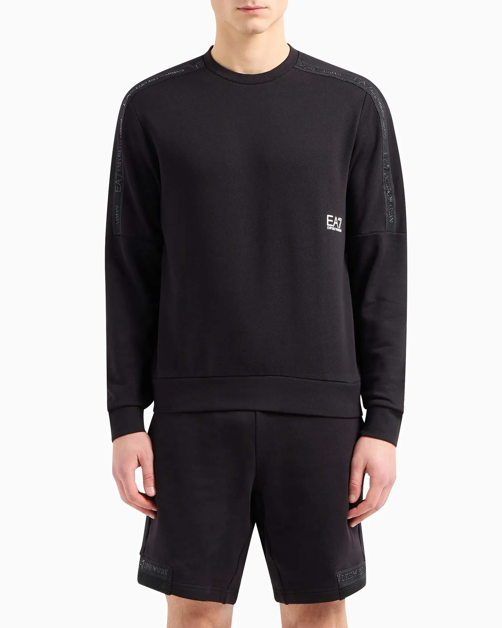 Felpa nera girocollo con manica raglan e tape porta logo