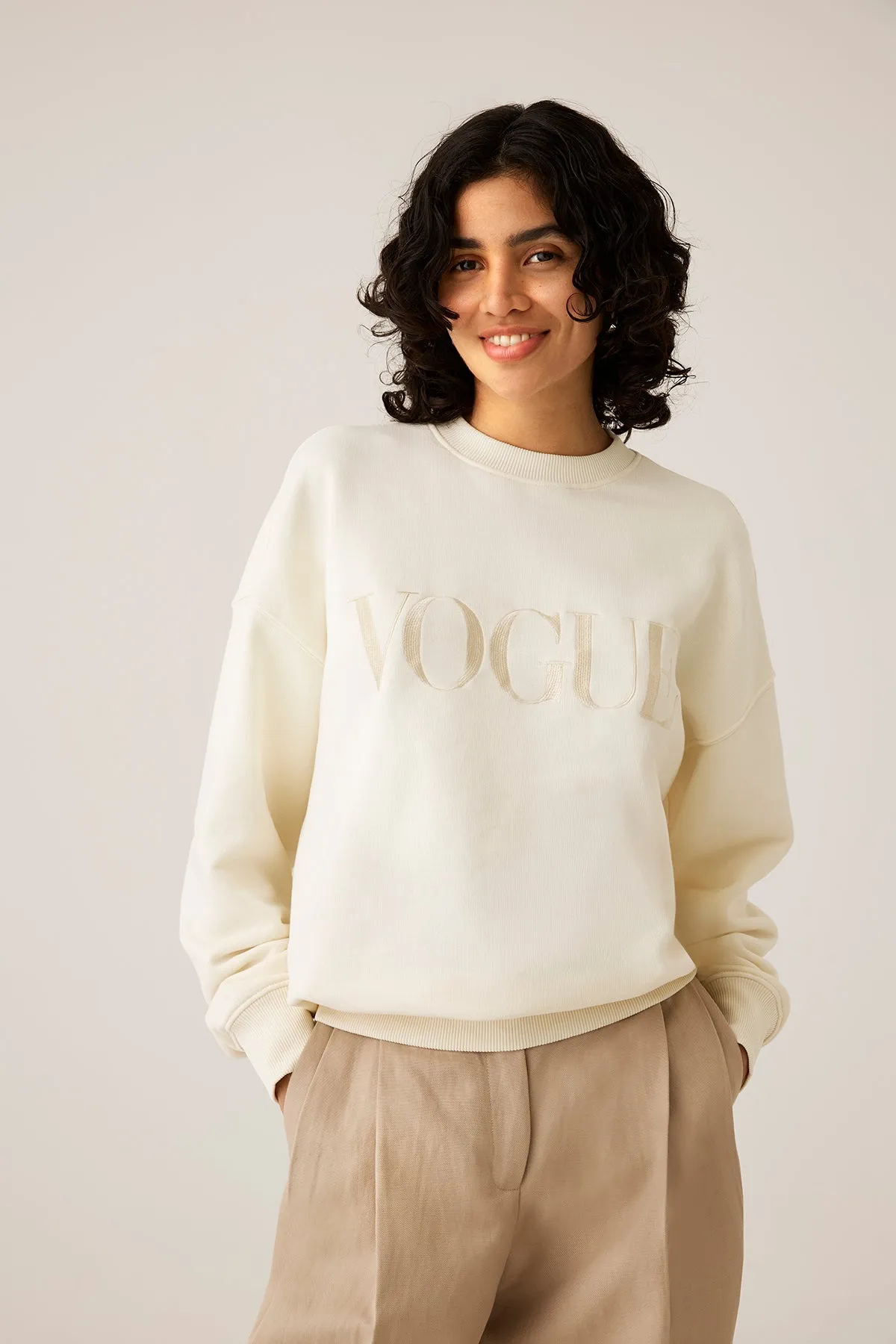 Felpa VOGUE bianco perla con logo ricamato-