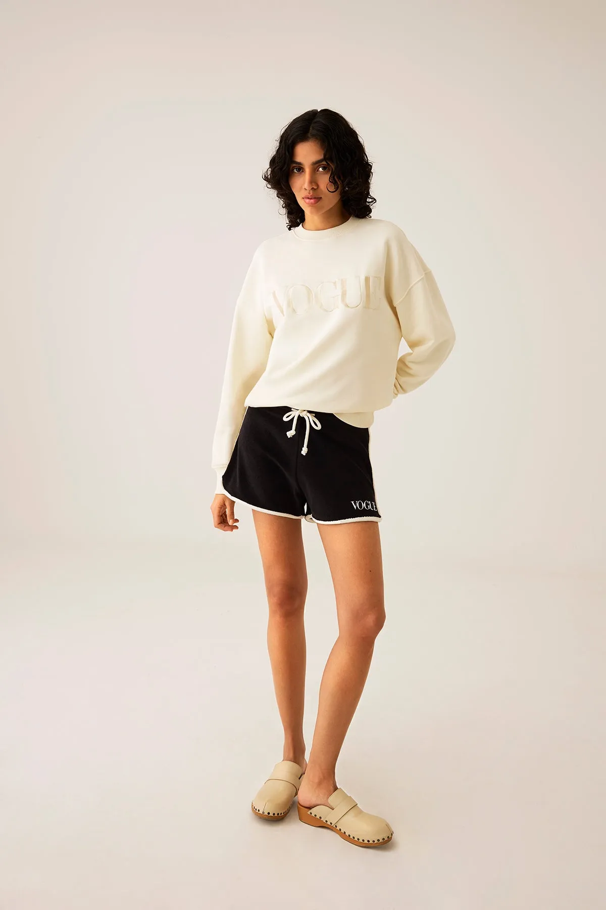 Felpa VOGUE bianco perla con logo ricamato-