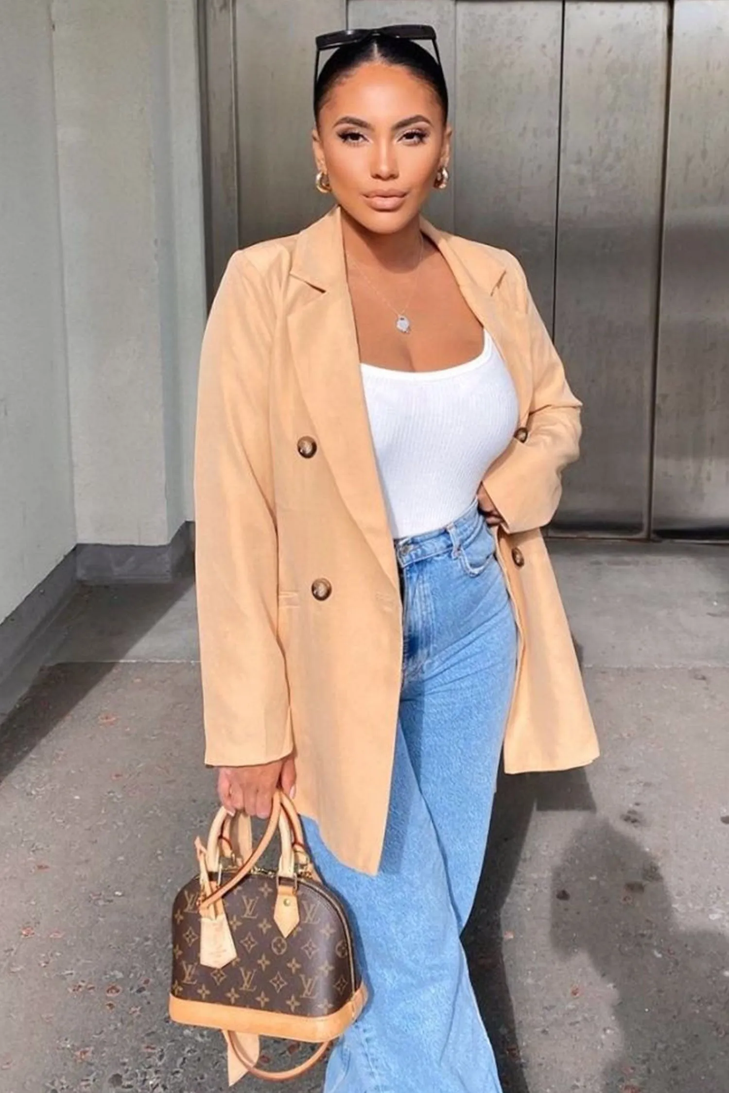 Giacca beige con bottoni e laccio in vita
