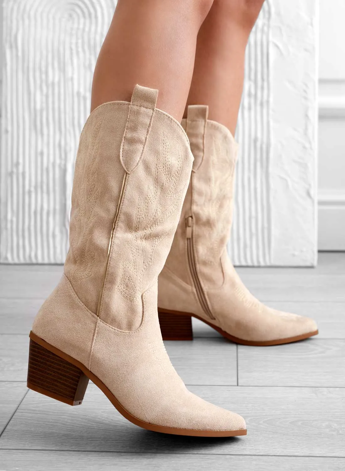 INFINITY - Stivali camperos beige con ricamo