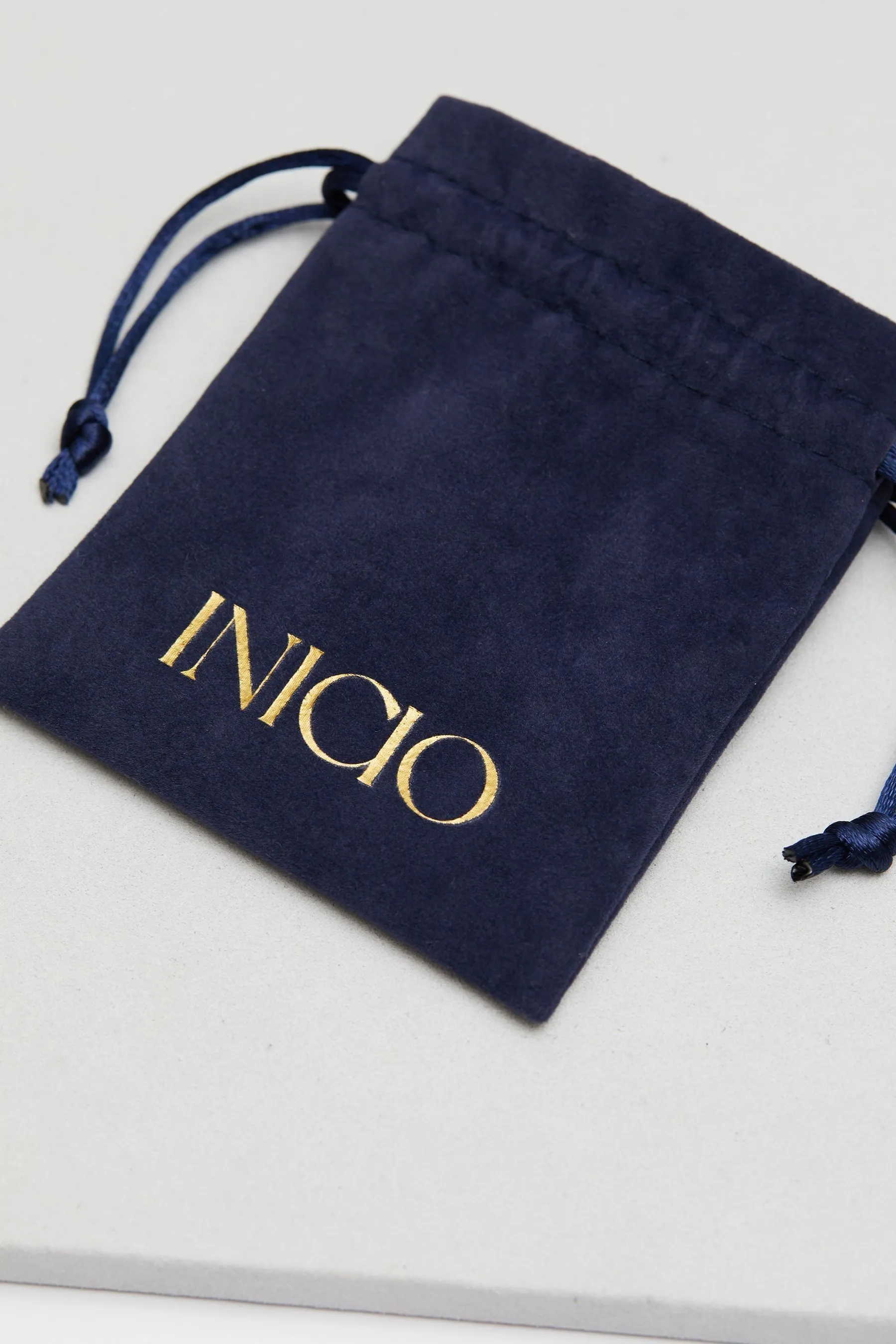 Inicio - Sterling - Argento in tessuto riciclato - Orecchini a cerchio placcati testurizzati - Pochette regalo