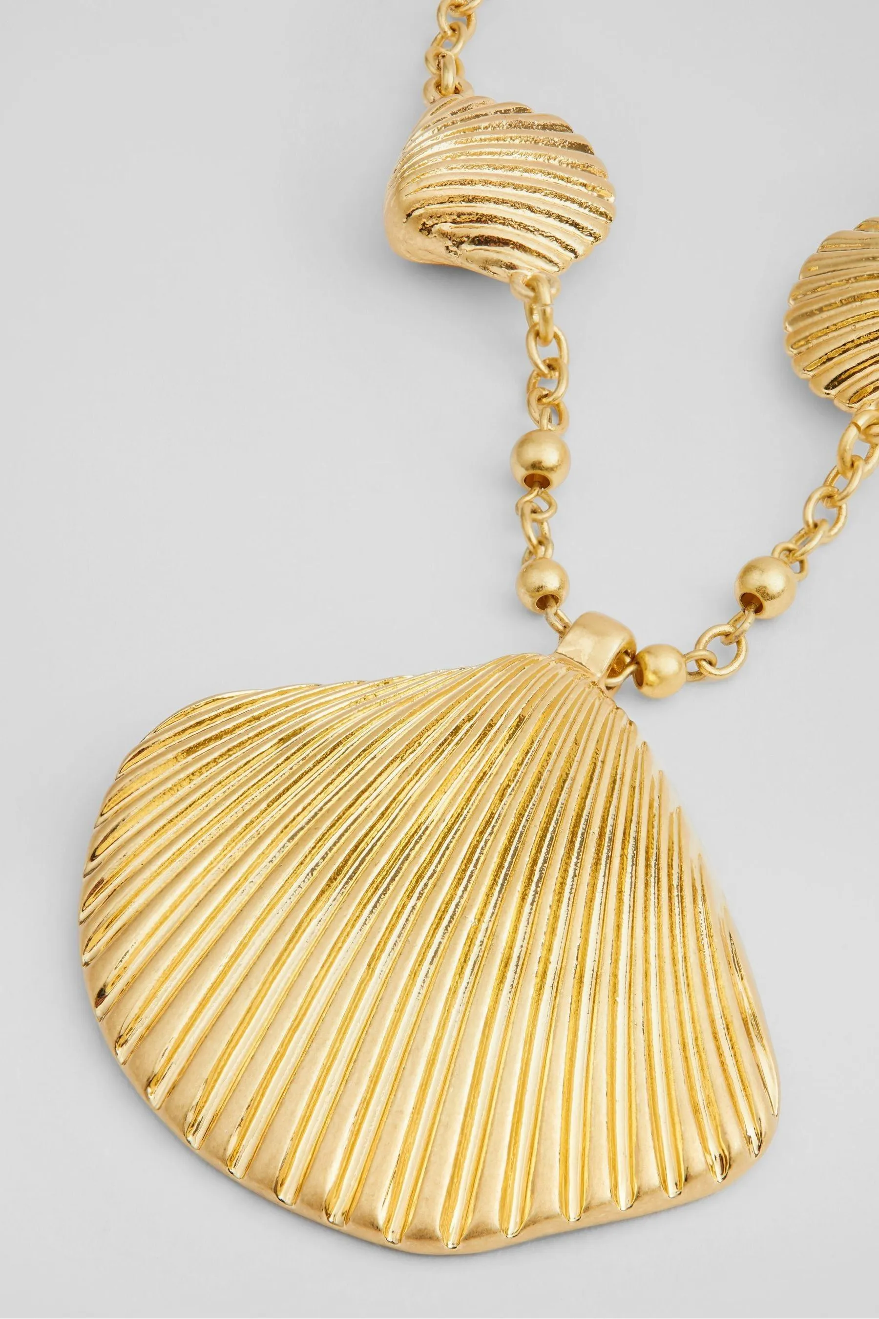 LK Bennett - Collana corallo con conchiglia