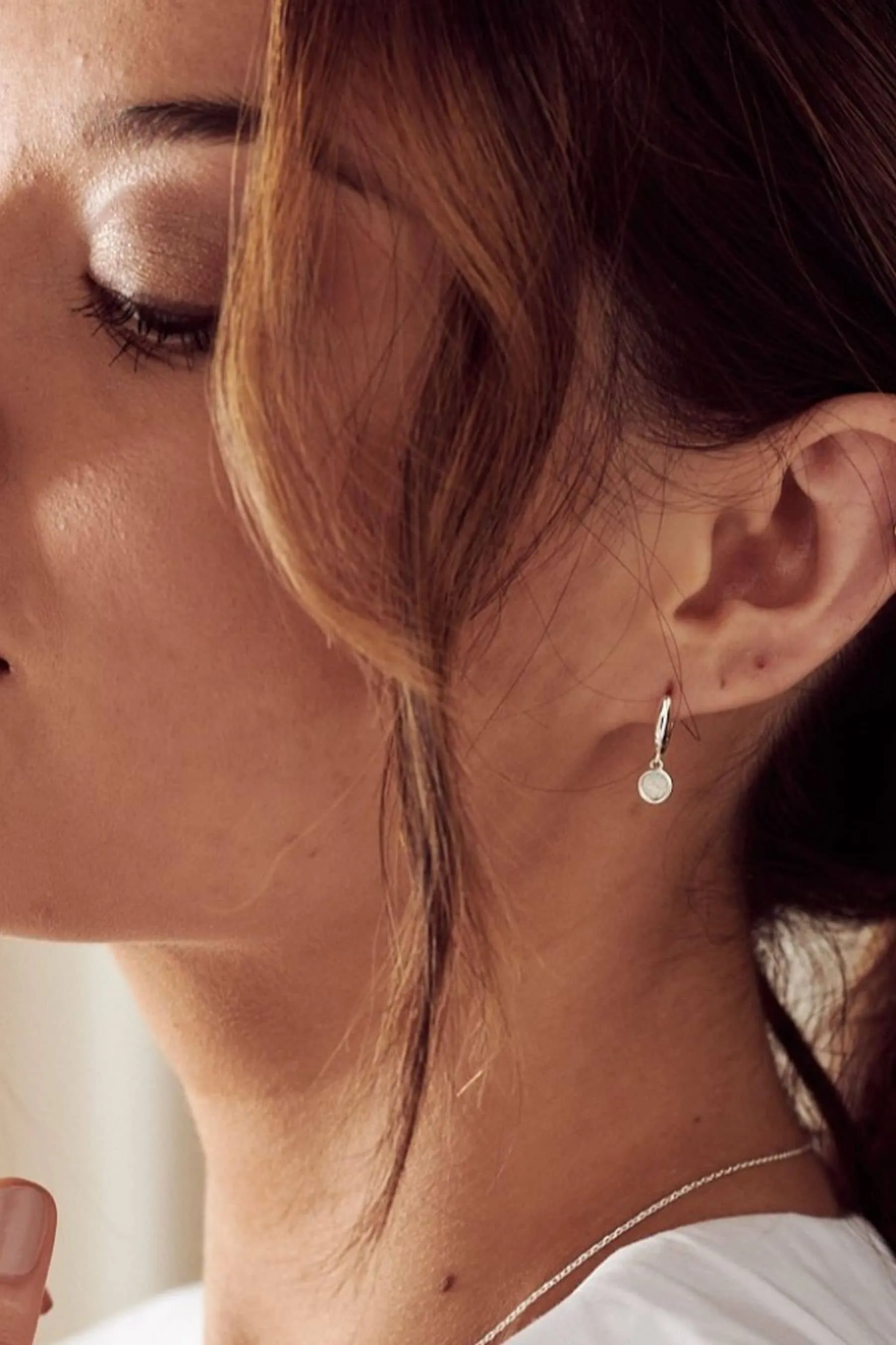 Orelia London Argento - Orecchini a cerchio placcati Swarovski pendente in opale Bianco