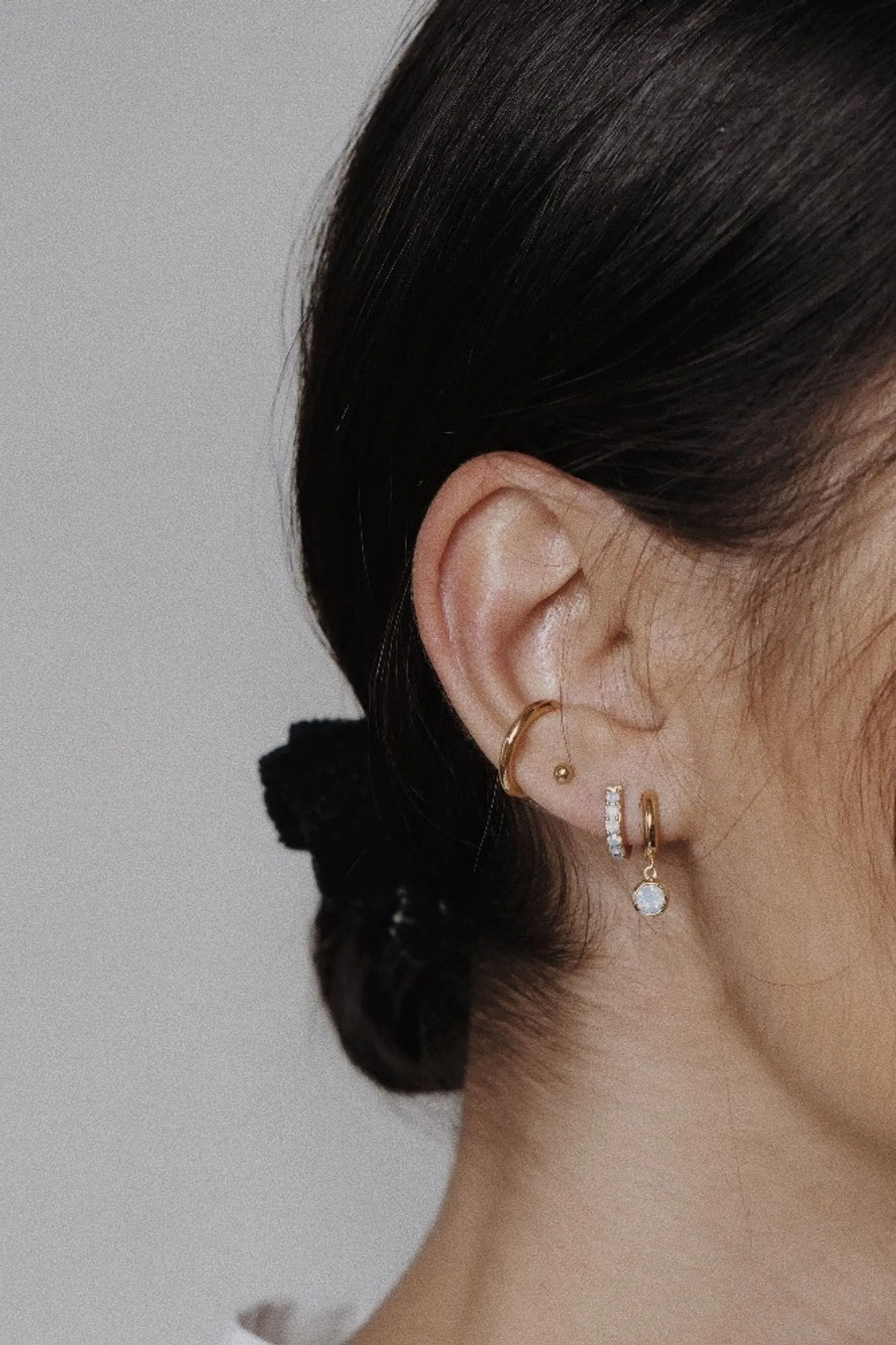 Orelia London Oro - Orecchini a cerchio placcati Swarovski pendente in opale Bianco
