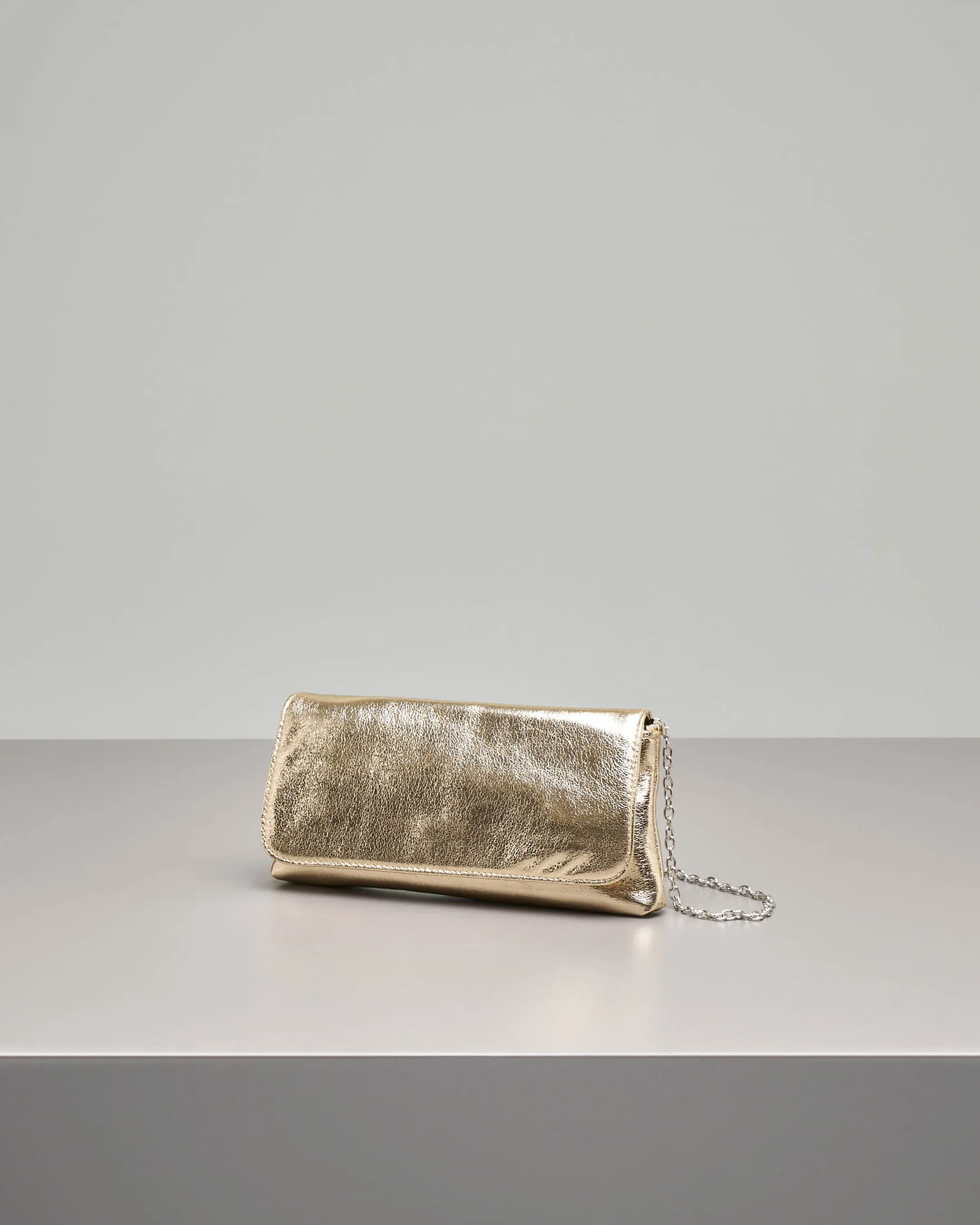 Pochette a busta in ecopelle color oro effetto laminato
