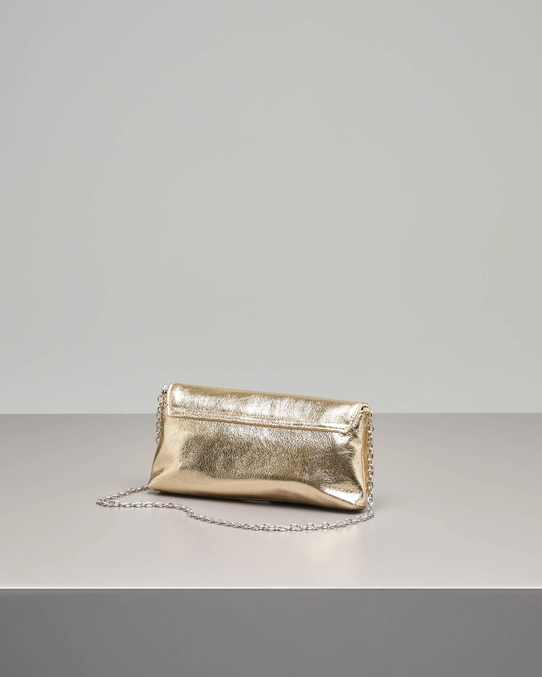 Pochette a busta in ecopelle color oro effetto laminato